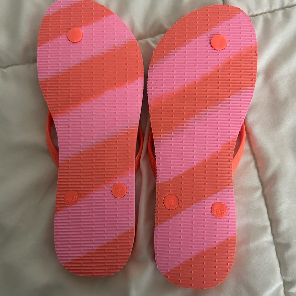 Unworn Havaianas women’s sandals. Size 9/39-40